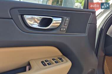 Внедорожник / Кроссовер Volvo XC60 2017 в 