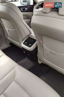 Внедорожник / Кроссовер Volvo XC60 2022 в 