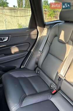 Внедорожник / Кроссовер Volvo XC60 2021 в 