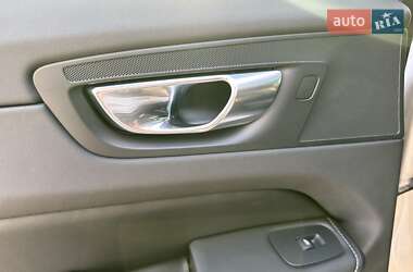 Внедорожник / Кроссовер Volvo XC60 2021 в 