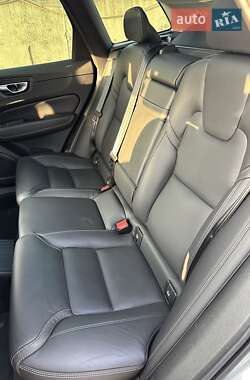 Внедорожник / Кроссовер Volvo XC60 2021 в 