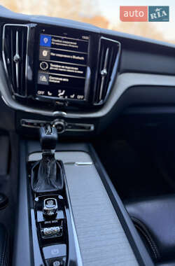 Внедорожник / Кроссовер Volvo XC60 2017 в 