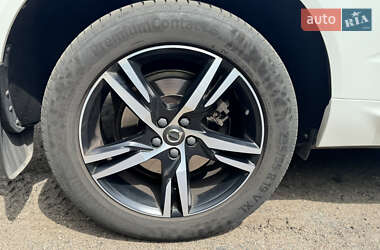 Внедорожник / Кроссовер Volvo XC60 2018 в 