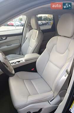 Внедорожник / Кроссовер Volvo XC60 2022 в 