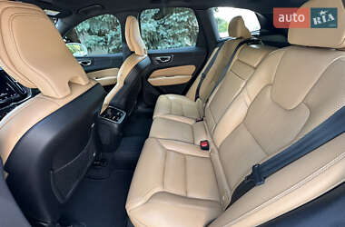 Внедорожник / Кроссовер Volvo XC60 2020 в 