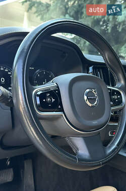 Внедорожник / Кроссовер Volvo XC60 2020 в 