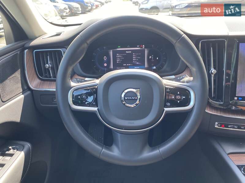 Внедорожник / Кроссовер Volvo XC60 2023 в Киеве