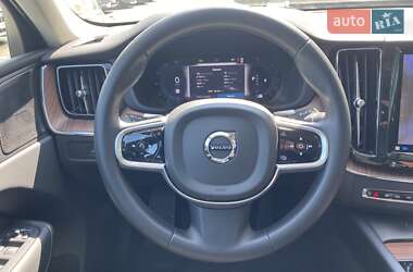 Внедорожник / Кроссовер Volvo XC60 2023 в 