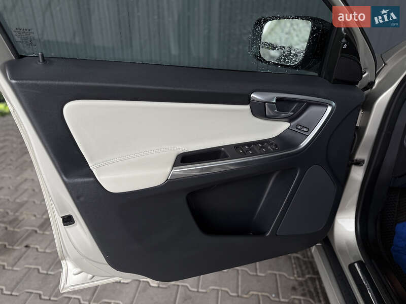 Внедорожник / Кроссовер Volvo XC60 2016 в Владимире