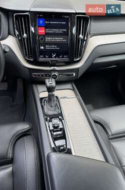 Внедорожник / Кроссовер Volvo XC60 2018 в 