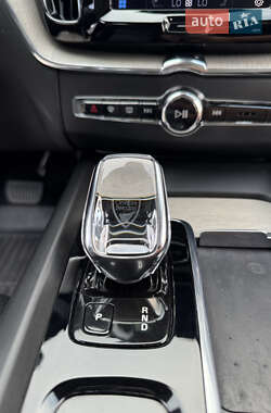 Позашляховик / Кросовер Volvo XC60 2022 в 