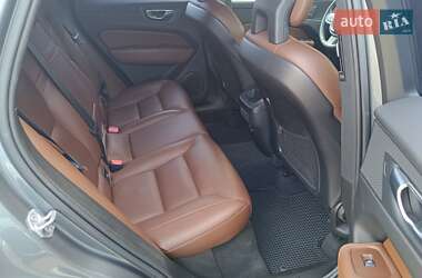 Внедорожник / Кроссовер Volvo XC60 2017 в 
