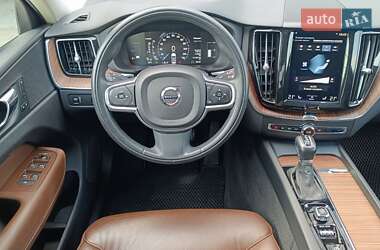 Внедорожник / Кроссовер Volvo XC60 2017 в 