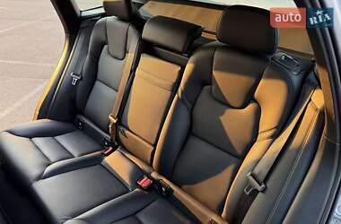 Внедорожник / Кроссовер Volvo XC60 2020 в 