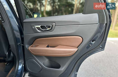Внедорожник / Кроссовер Volvo XC60 2021 в 
