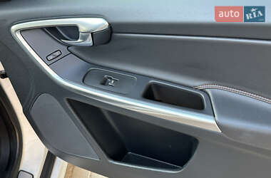 Внедорожник / Кроссовер Volvo XC60 2016 в 