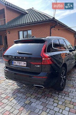 Внедорожник / Кроссовер Volvo XC60 2017 в 