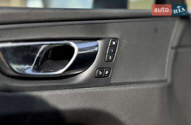 Внедорожник / Кроссовер Volvo XC60 2017 в 