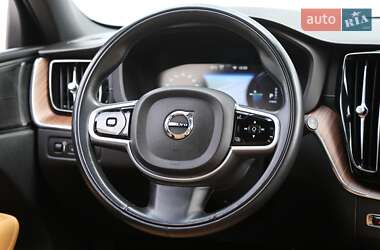Внедорожник / Кроссовер Volvo XC60 2020 в 