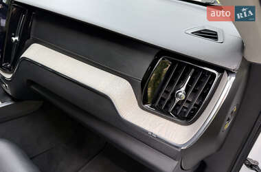 Внедорожник / Кроссовер Volvo XC60 2021 в 