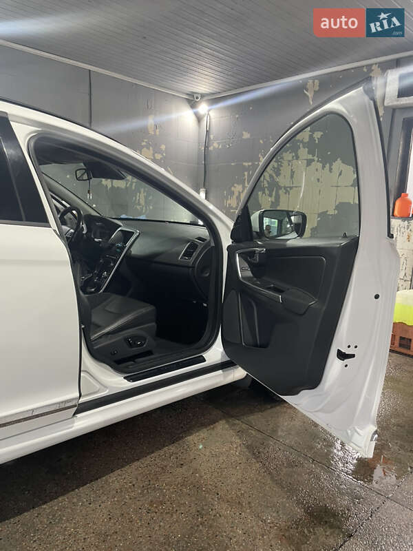 Внедорожник / Кроссовер Volvo XC60 2016 в Буче