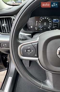 Внедорожник / Кроссовер Volvo XC60 2018 в 