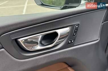 Внедорожник / Кроссовер Volvo XC60 2018 в 