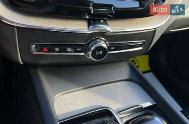Внедорожник / Кроссовер Volvo XC60 2018 в 