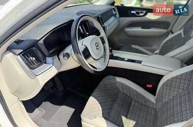 Внедорожник / Кроссовер Volvo XC60 2017 в 