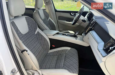 Внедорожник / Кроссовер Volvo XC60 2017 в 