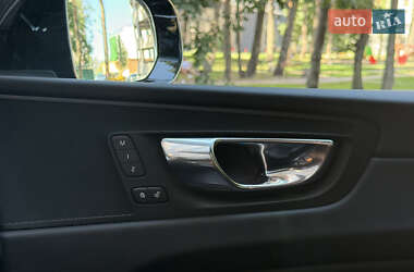 Внедорожник / Кроссовер Volvo XC60 2021 в 