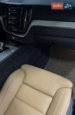 Внедорожник / Кроссовер Volvo XC60 2020 в 