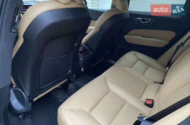 Внедорожник / Кроссовер Volvo XC60 2018 в 