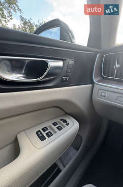 Внедорожник / Кроссовер Volvo XC60 2020 в 