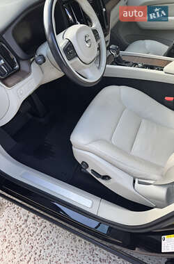 Внедорожник / Кроссовер Volvo XC60 2020 в 