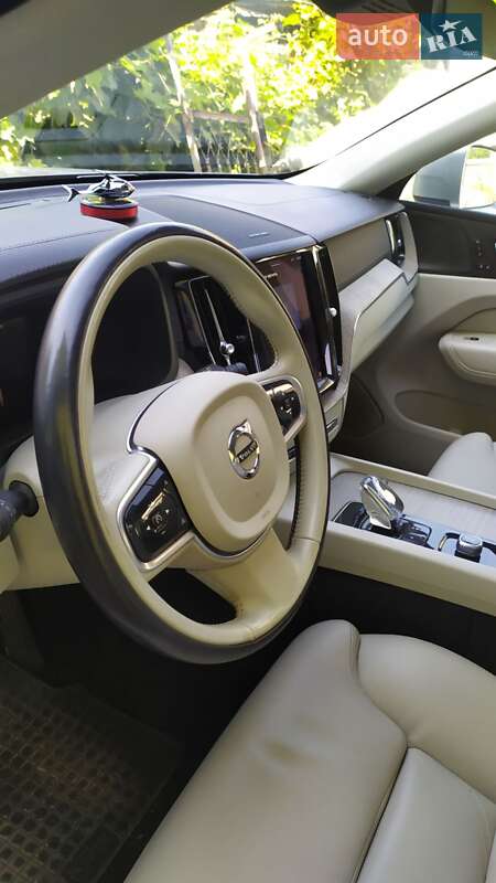 Внедорожник / Кроссовер Volvo XC60 2022 в Ровно