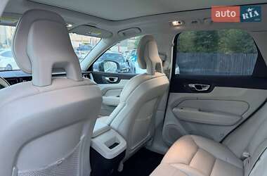 Внедорожник / Кроссовер Volvo XC60 2018 в 