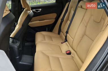 Внедорожник / Кроссовер Volvo XC60 2023 в 