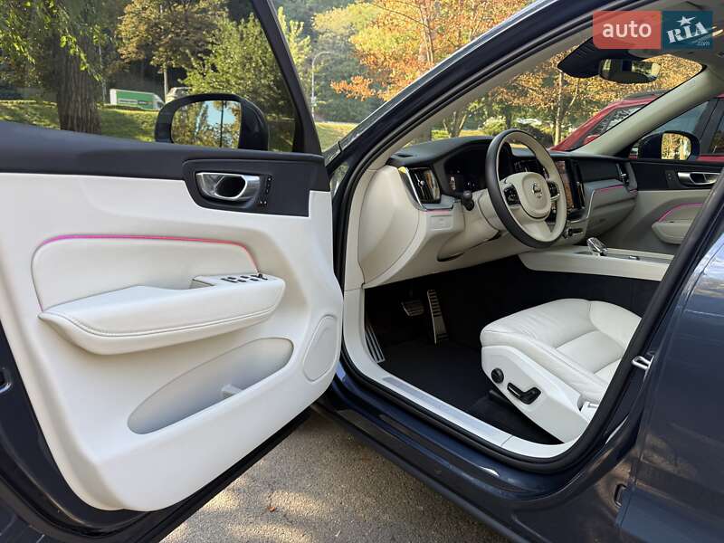Внедорожник / Кроссовер Volvo XC60 2023 в Киеве