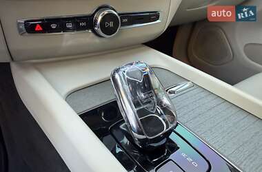Позашляховик / Кросовер Volvo XC60 2023 в 