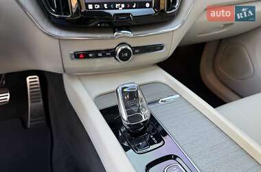 Позашляховик / Кросовер Volvo XC60 2023 в 