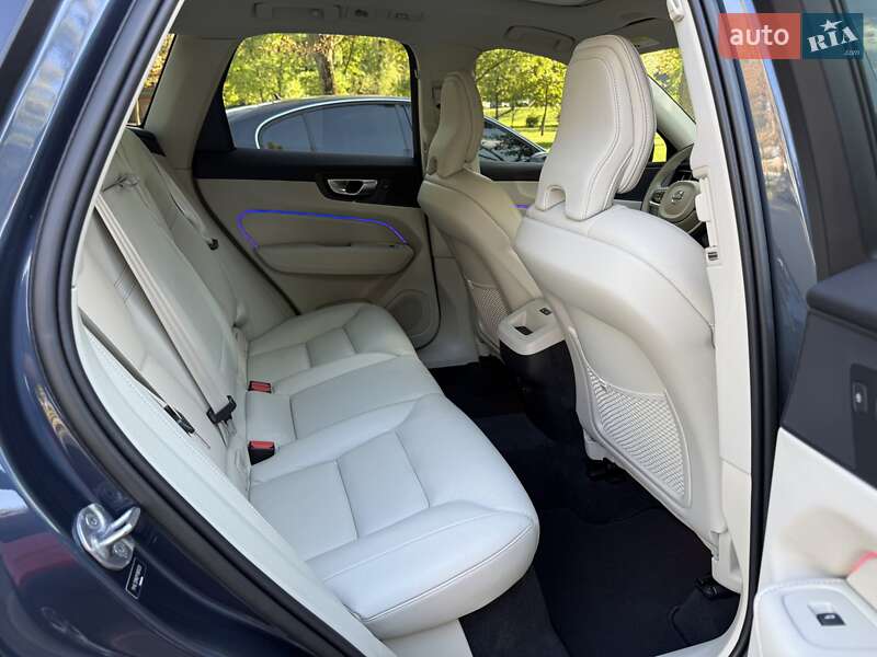 Внедорожник / Кроссовер Volvo XC60 2023 в Киеве