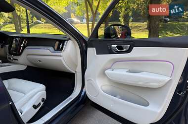Позашляховик / Кросовер Volvo XC60 2023 в 