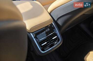 Внедорожник / Кроссовер Volvo XC60 2023 в 