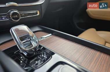 Внедорожник / Кроссовер Volvo XC60 2023 в 
