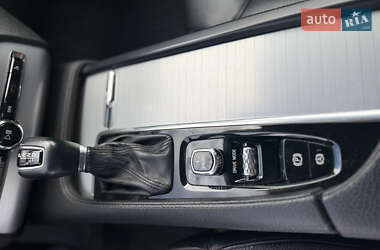 Внедорожник / Кроссовер Volvo XC60 2015 в 