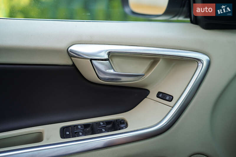 Внедорожник / Кроссовер Volvo XC60 2012 в Черновцах