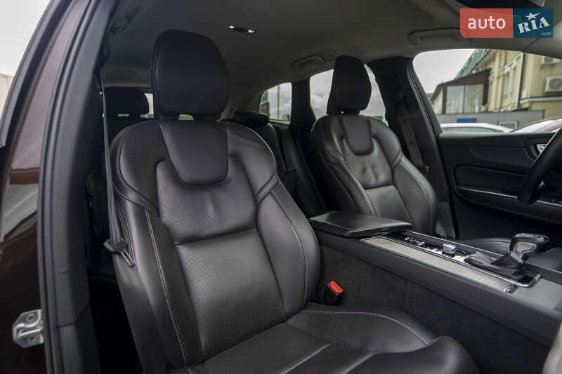 Внедорожник / Кроссовер Volvo XC60 2018 в Киеве