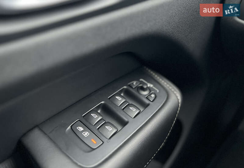 Внедорожник / Кроссовер Volvo XC60 2019 в Киеве