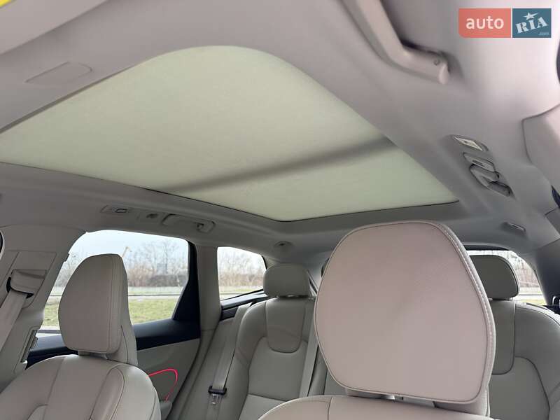 Внедорожник / Кроссовер Volvo XC60 2023 в Киеве